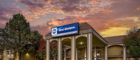 Un hotel con un cartel que dice 'Best Western Albuquerque Airport InnSuites Hotel & Suites'.