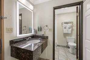 Camera Standard, 2 letti queen, non fumatori, frigorifero e microonde | Bagno | Combinazione doccia/vasca, doccia idromassaggio