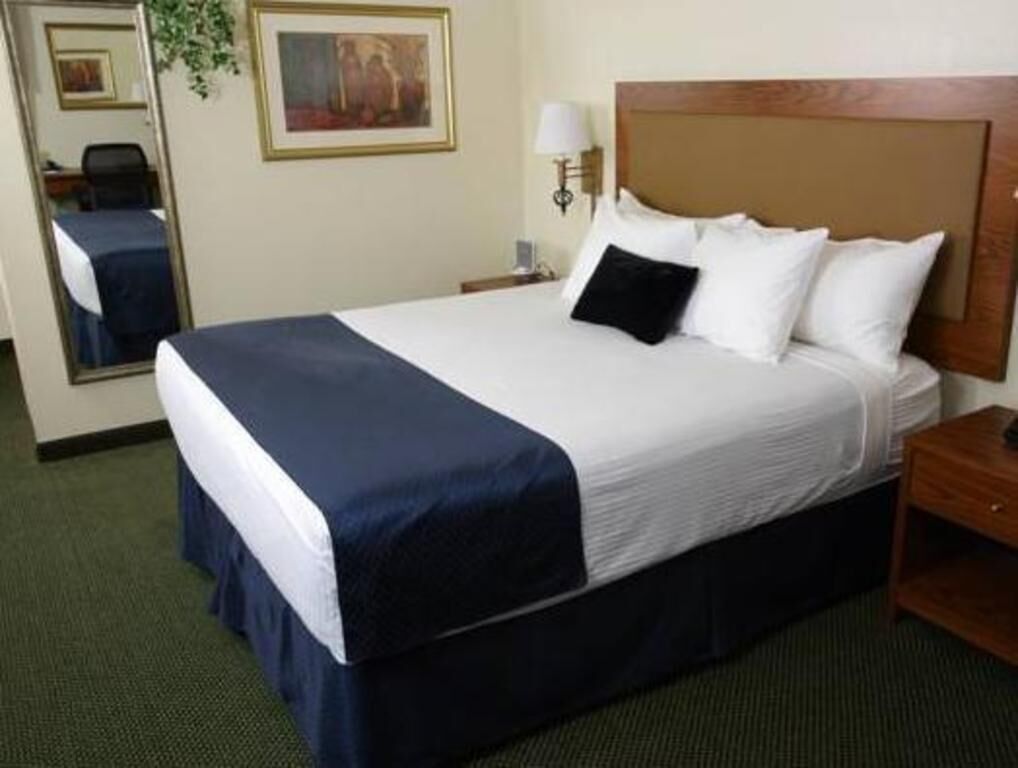 Pillow-top beds, individually decorated, individually furnished, desk