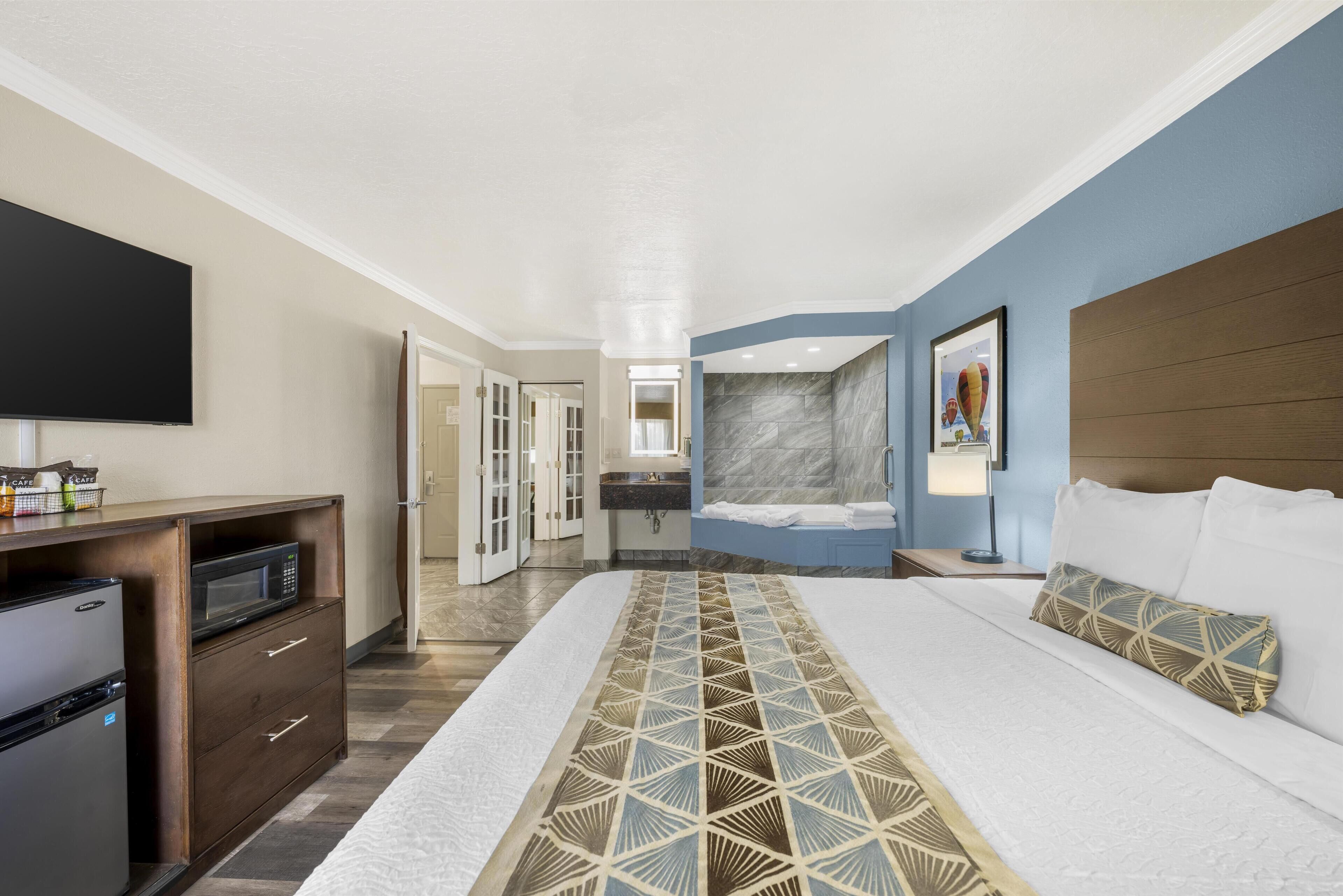 Suite, 1 très grand lit et 1 canapé-lit, non-fumeurs, baignoire à jets (with Sofabed) | Surmatelas, décoration personnalisée, ameublement personnalisé, bureau