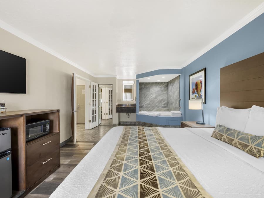 Suite, 1 King Bed with Sofa bed, Non Smoking, Jetted Tub (with Sofabed) | Pillow-top beds, individually decorated, individually furnished, desk