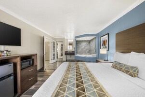 Suíte, 1 cama King e sofá-cama, para não fumantes, banheira de hidromassagem (with Sofabed) | Camas com colchões pillow-top, individualmente decorados