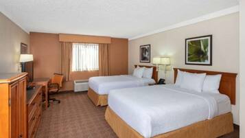 Escritorio, cortinas blackout y tabla de planchar con plancha