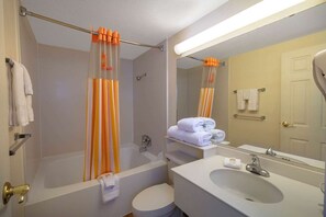 Free toiletries, hair dryer, towels - La Quinta Inn & Suites by Wyndham Las Vegas Airport N Conv. (Las Vegas)