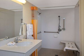 Kostenlose Toilettenartikel, Haartrockner, Handtücher