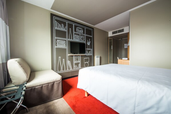 Habitación doble estándar, 1 cama matrimonial | Ropa de cama de alta calidad y caja de seguridad en la habitación 