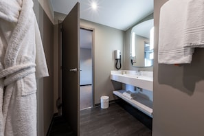 Habitación estándar, 1 cama matrimonial, balcón | Baño | Regadera, amenidades de baño ecológicas, secadora de cabello, toallas 