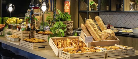 Petit déjeuner buffet (13.90 EUR par personne)