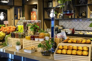 Bữa sáng buffet hàng ngày với phụ phí nhỏ 