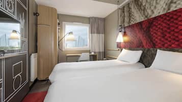 Chambre Standard, 2 lits une place | Literie de qualité supérieure, coffres-forts dans les chambres, bureau