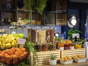 Dagelijks ontbijtbuffet (EUR 13.90 per persoon)
