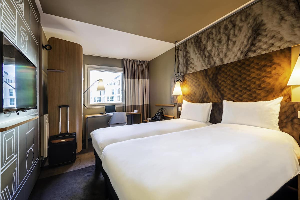 Standard Room, 2 Single Beds | Premium bedding, in-room safe, desk, soundproofing