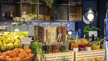 TĂ€gliches FrĂŒhstĂŒcksbuffet (13.90 EUR pro Person)