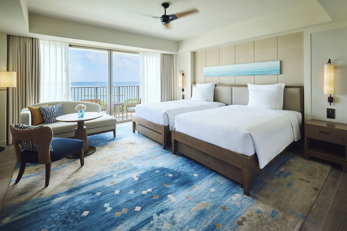 Ropa de cama de alta calidad, cubrecamas y minibar