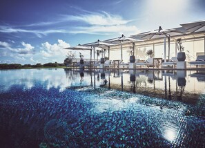 Piscine couverte, 3 piscines extérieures, parasols de plage
