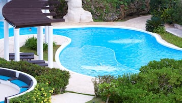 Una piscina cubierta, 3 piscinas al aire libre, sombrillas