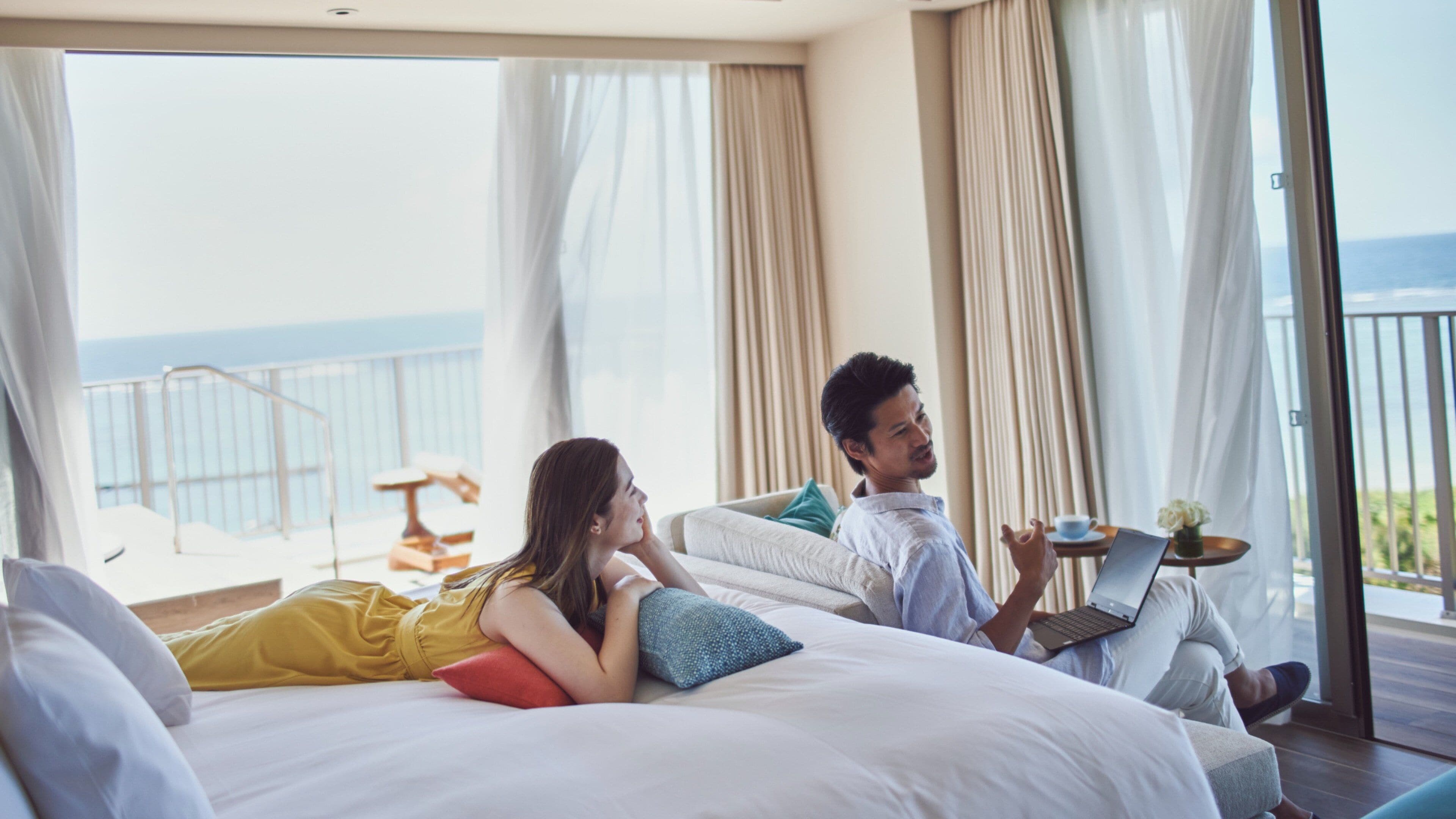 Club-sviitti, 2 makuuhuonetta (Club Wing, Club Benefits) | Ylelliset vuodevaatteet, untuvapeitot, minibaari, tallelokero huoneessa