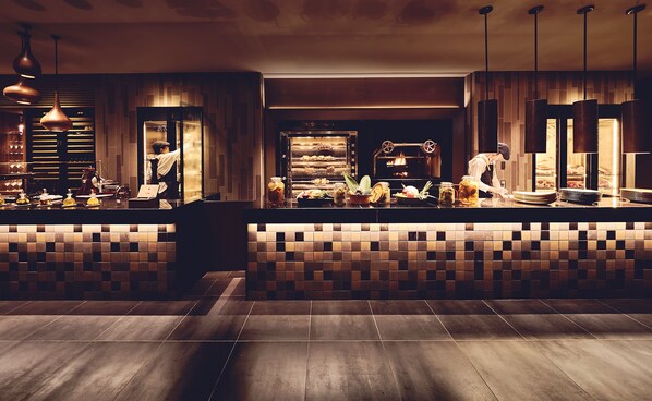 5 restaurants, breakfast, lunch, dinner served; Chinese cuisine 