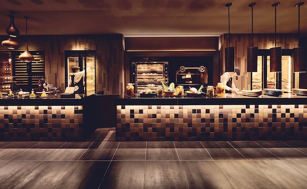 5 restaurants, breakfast, lunch, dinner served; Chinese cuisine