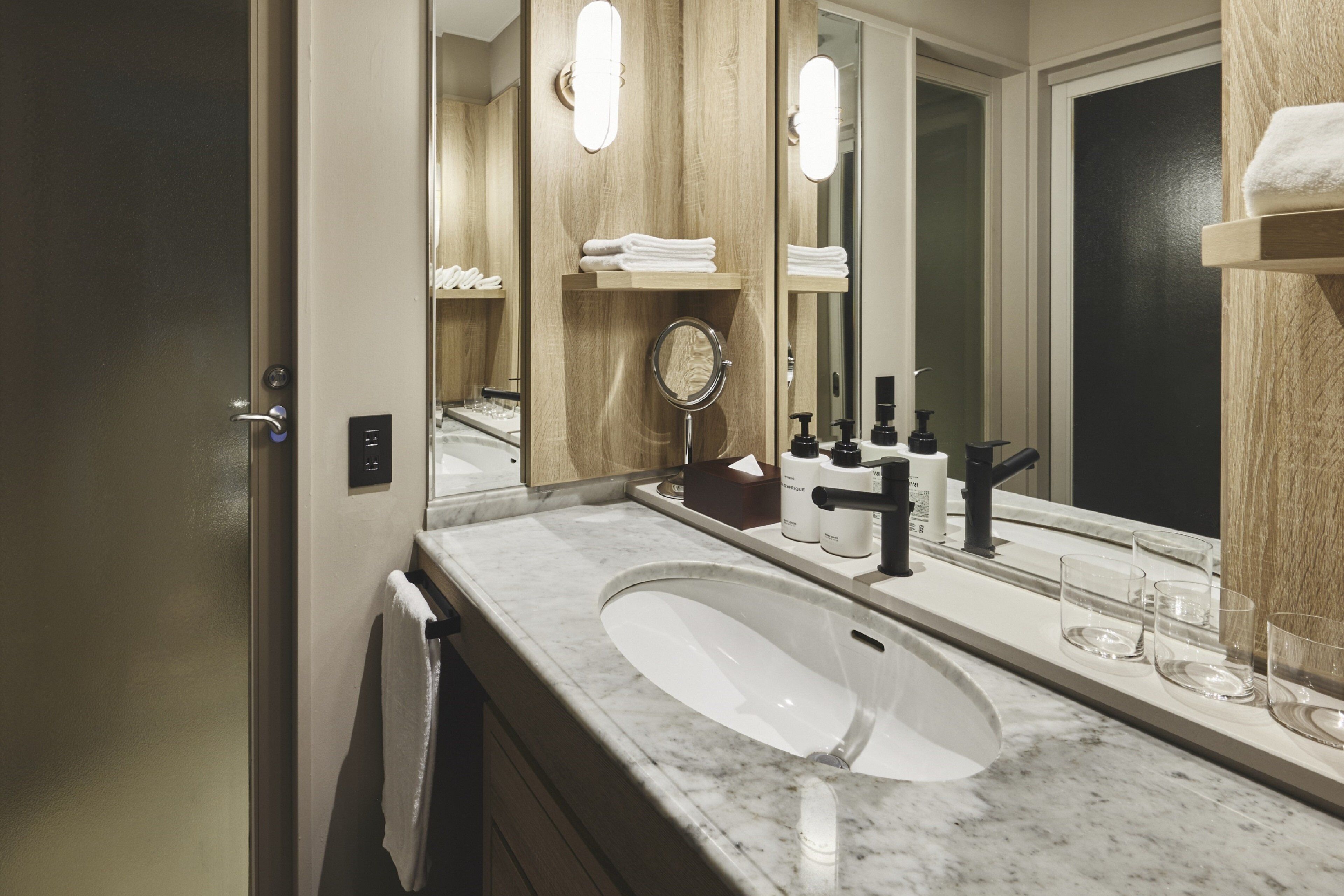 combined shower/bathtub, free toiletries, hair dryer, slippers