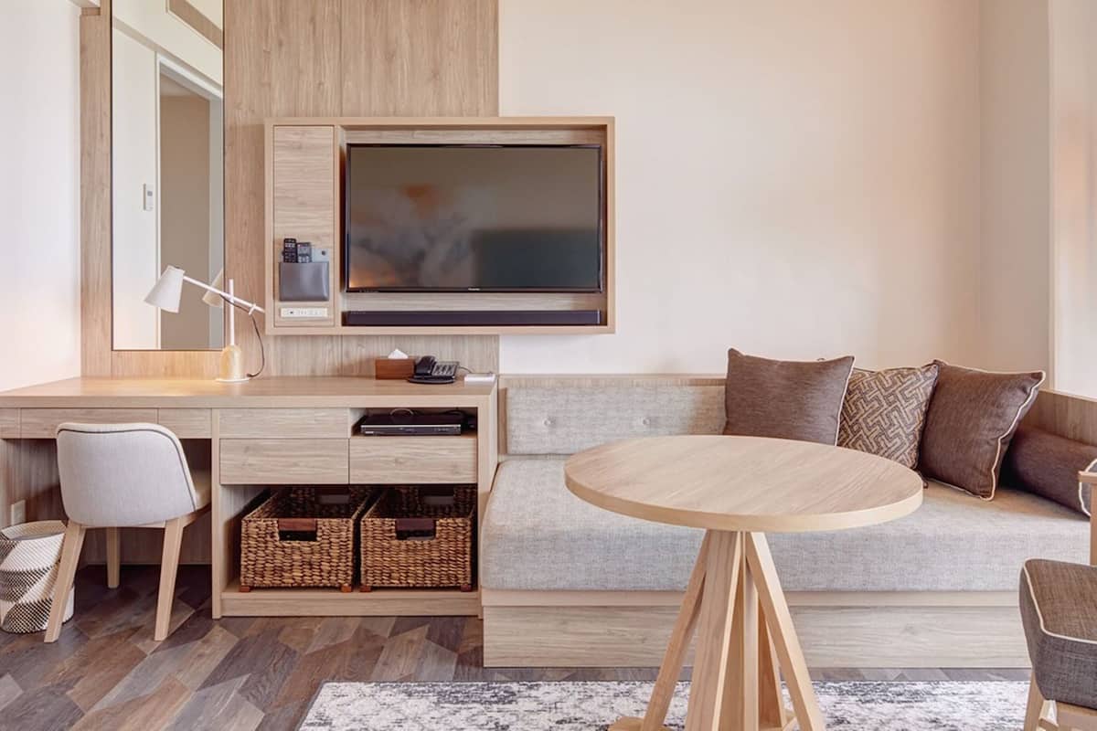 Premium bedding, down comforters, minibar, in-room safe