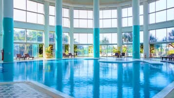 Piscina coperta, 3 piscine all'aperto, ombrelloni da piscina