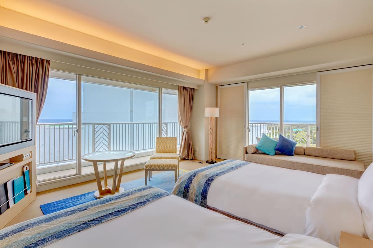 Ropa de cama de alta calidad, cubrecamas y minibar