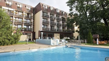 Piscina coberta i piscina a l'aire lliure