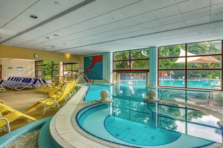 Una piscina techada, una piscina al aire libre