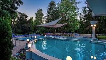 Piscina coberta i piscina a l'aire lliure