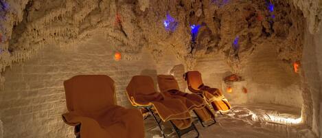 Een sauna, een bubbelbad, een stoombad, lichaamsbehandelingen