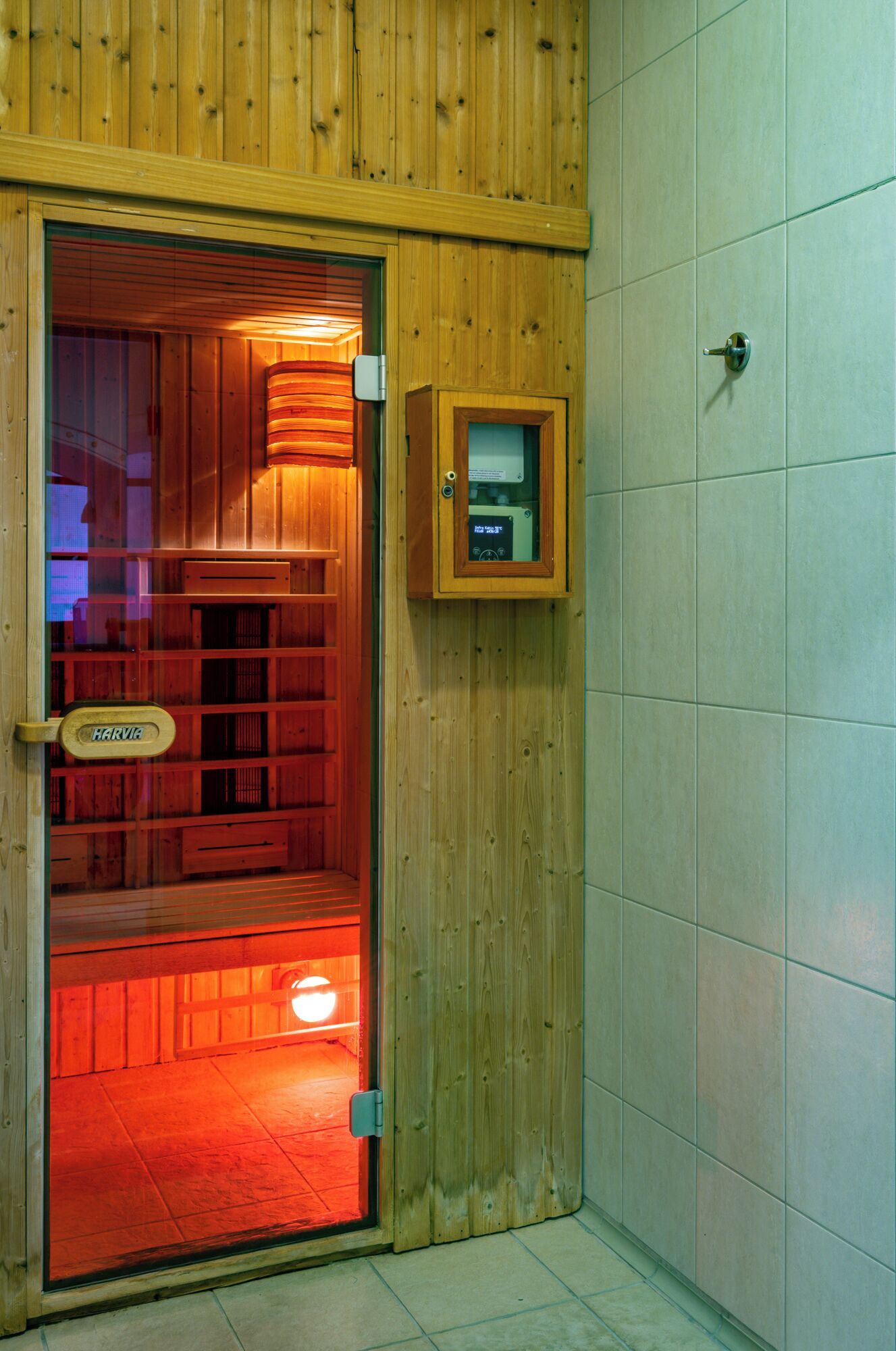 sauna, hot tub, steam room, body treatments, hydrotherapy, aromatherapy