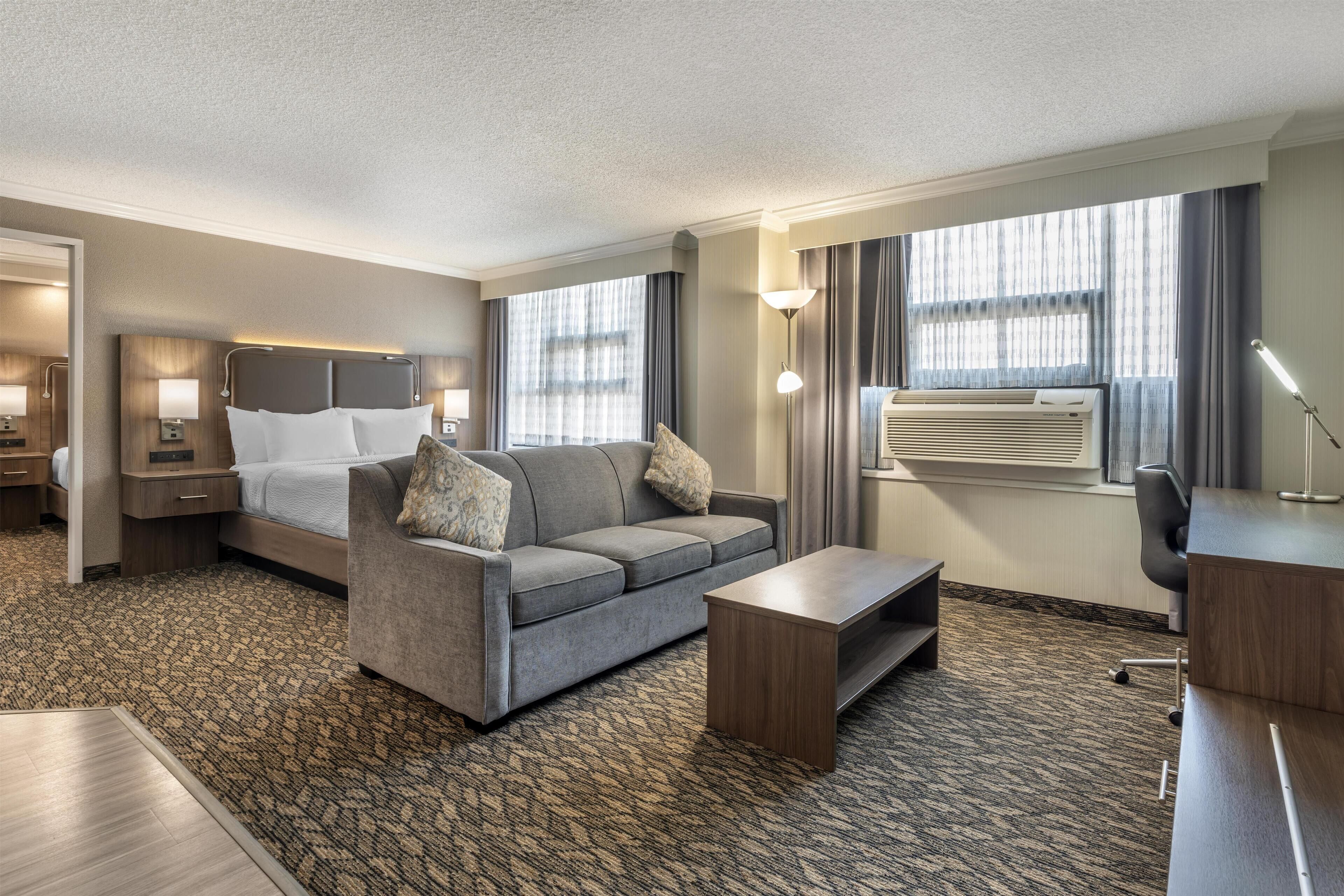 Suite, varias camas, para no fumadores, cocina (Third bed is a Sofabed, Full Kitchen) | Caja de seguridad en la habitación y escritorio 