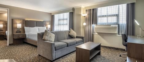 Suite - flere senge - ikke-ryger - køkken (Third bed is a Sofabed, Full Kitchen) | Pengeskab på værelset, skrivebord, arbejdsområde til bærbare computere