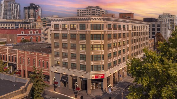 Exterior - Best Western Plus Carlton Plaza Hotel (Victoria)