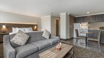 Suite, 1 letto king, non fumatori, angolo cottura | Una cassaforte in camera, una scrivania, postazione laptop