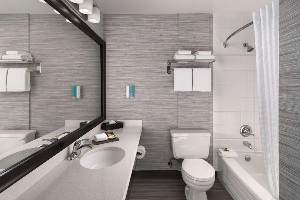 Baño | Tina con regadera, amenidades de baño gratuitas, secadora de cabello