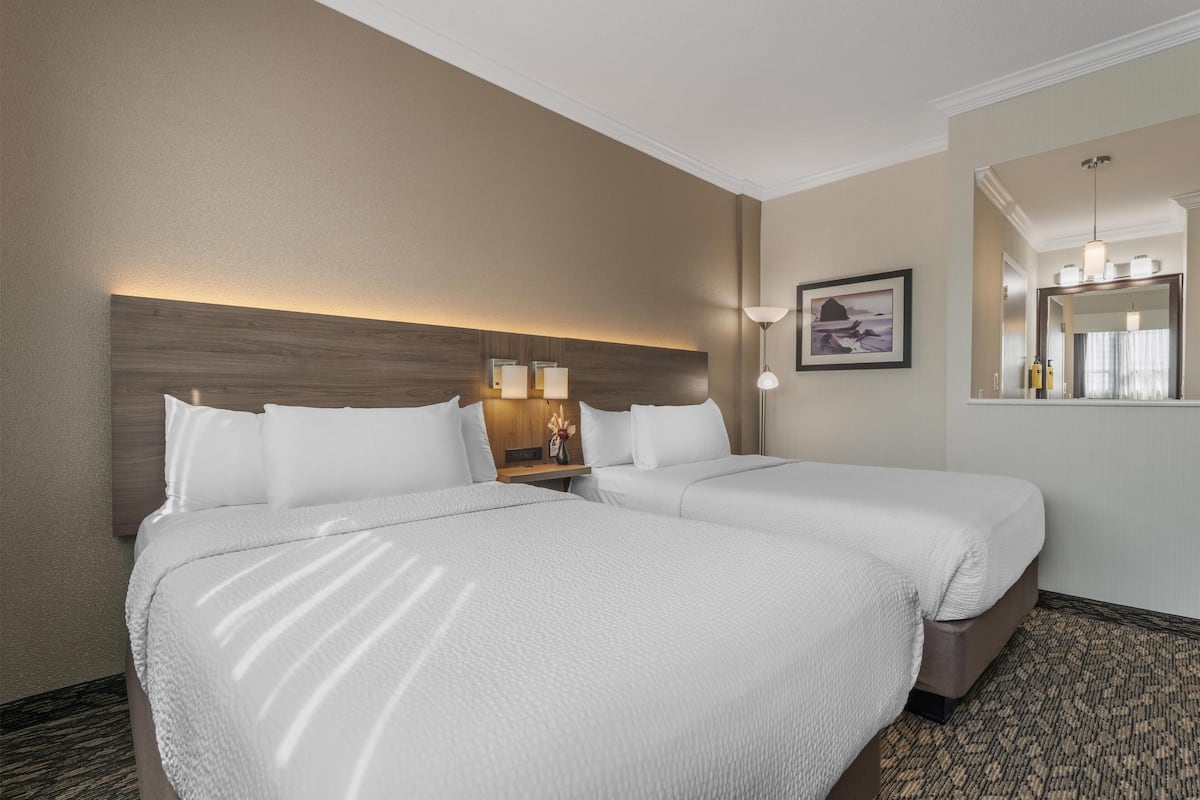 Standard Room, 2 Katil Kelamin (Double), Non Smoking | Peti besi dalam bilik, meja, ruang kerja komputer riba 