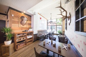 每日供应全套早餐（需付费）