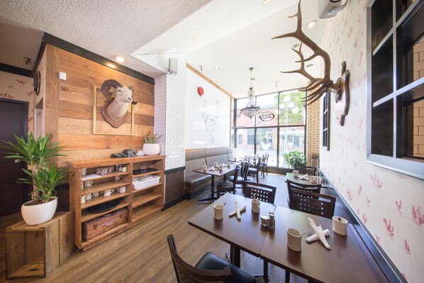 Tägliches großes Frühstück gegen Gebühr