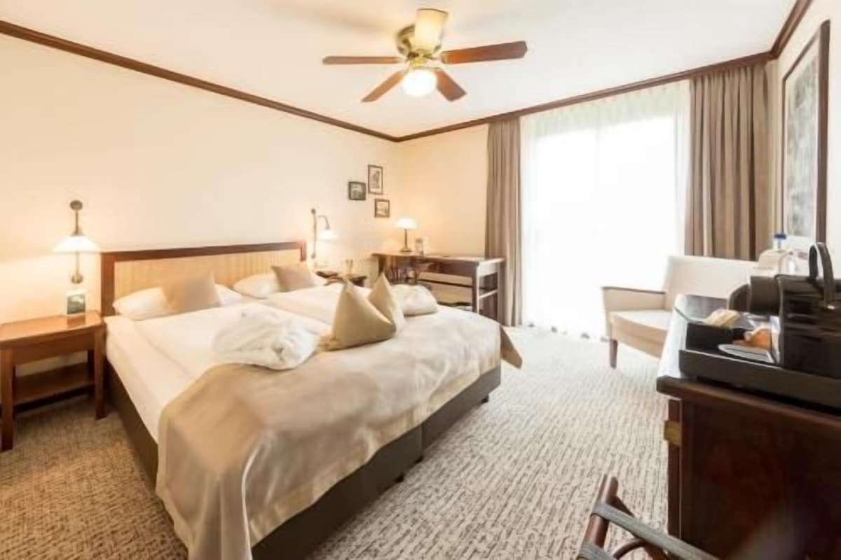 Hypo-allergenic bedding available, in-room safe, desk, laptop workspace