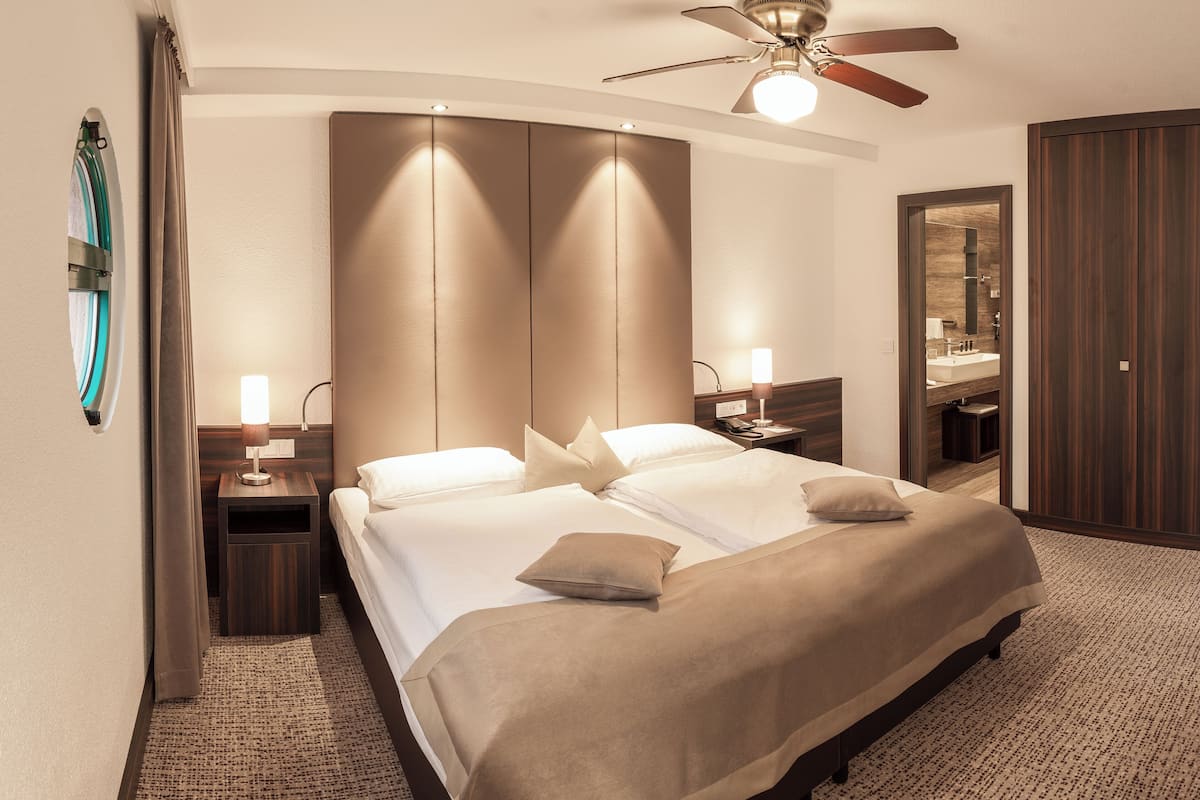 Junior Suite | Hypo-allergenic bedding, in-room safe, desk, laptop workspace