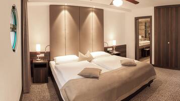 Suite Junior | Seprai antialergi, brankas, meja kerja, dan ruang kerja ramah laptop