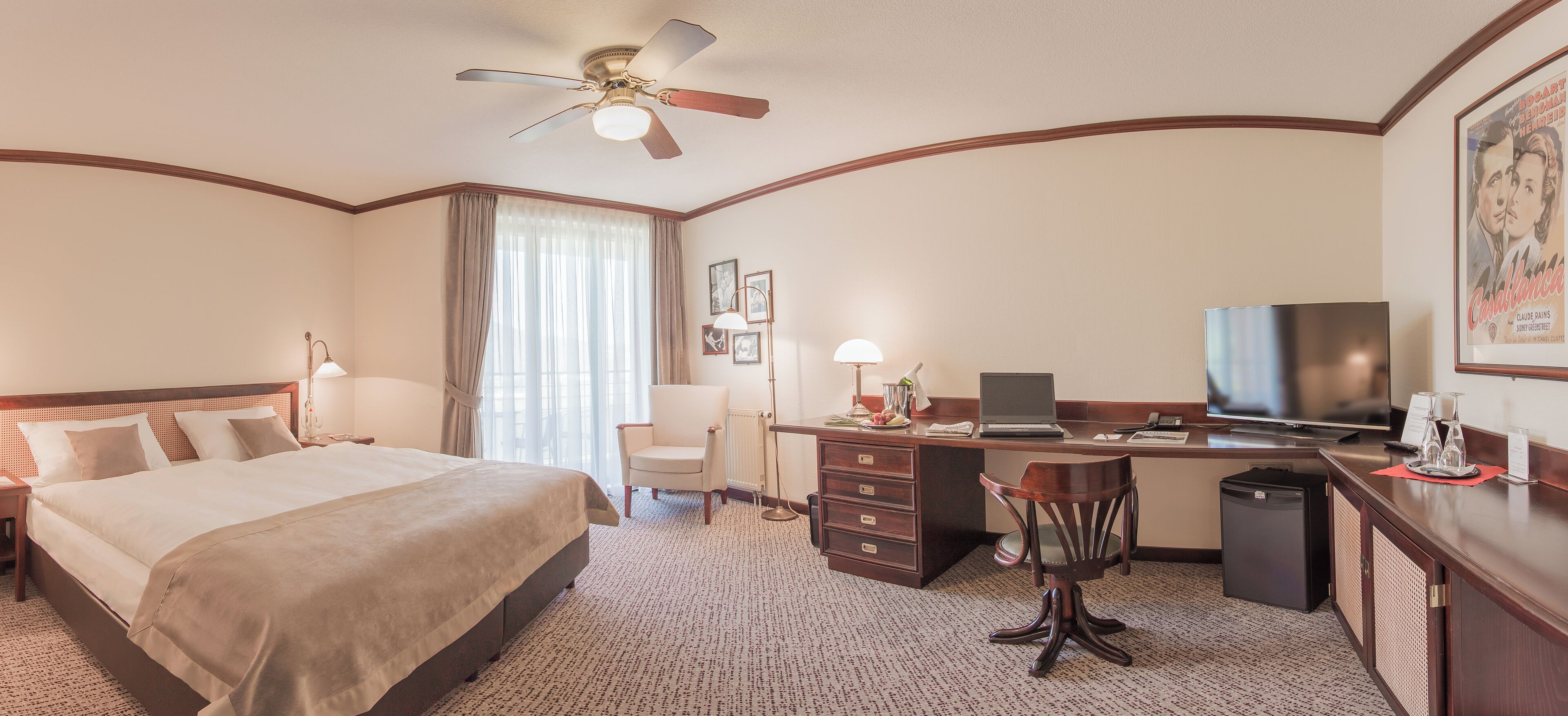 Ropa de cama hipoalergénica y caja de seguridad en la habitación 