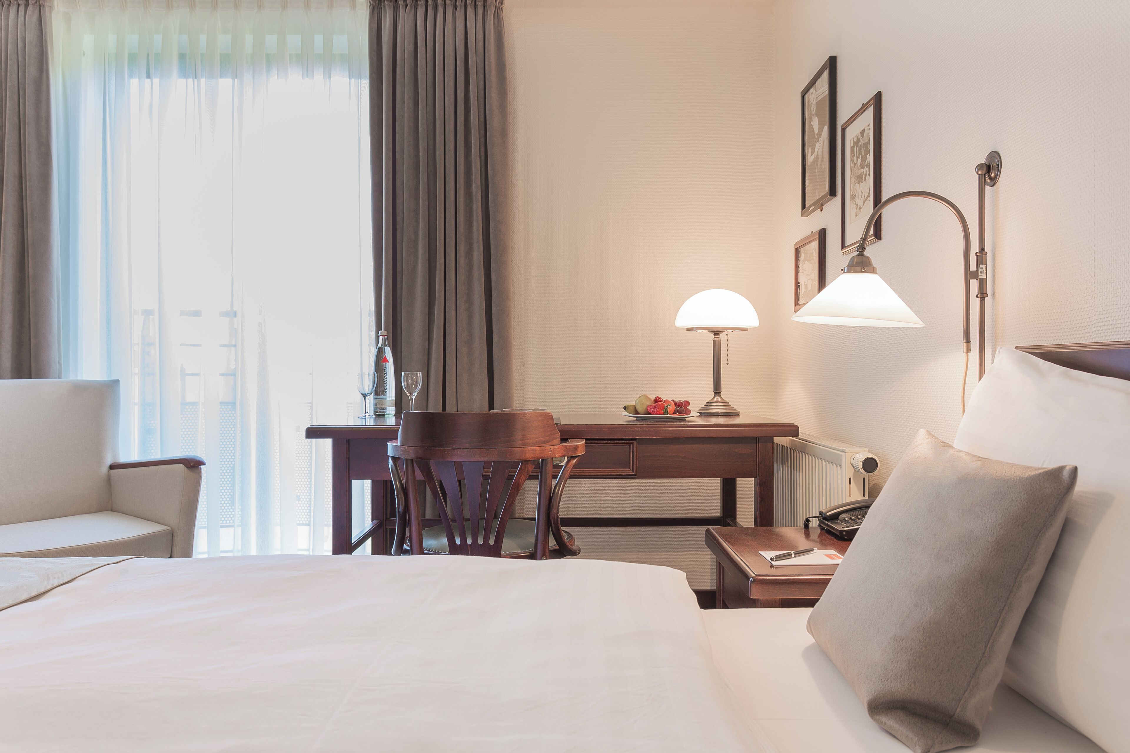 Ropa de cama hipoalergénica y caja de seguridad en la habitación 