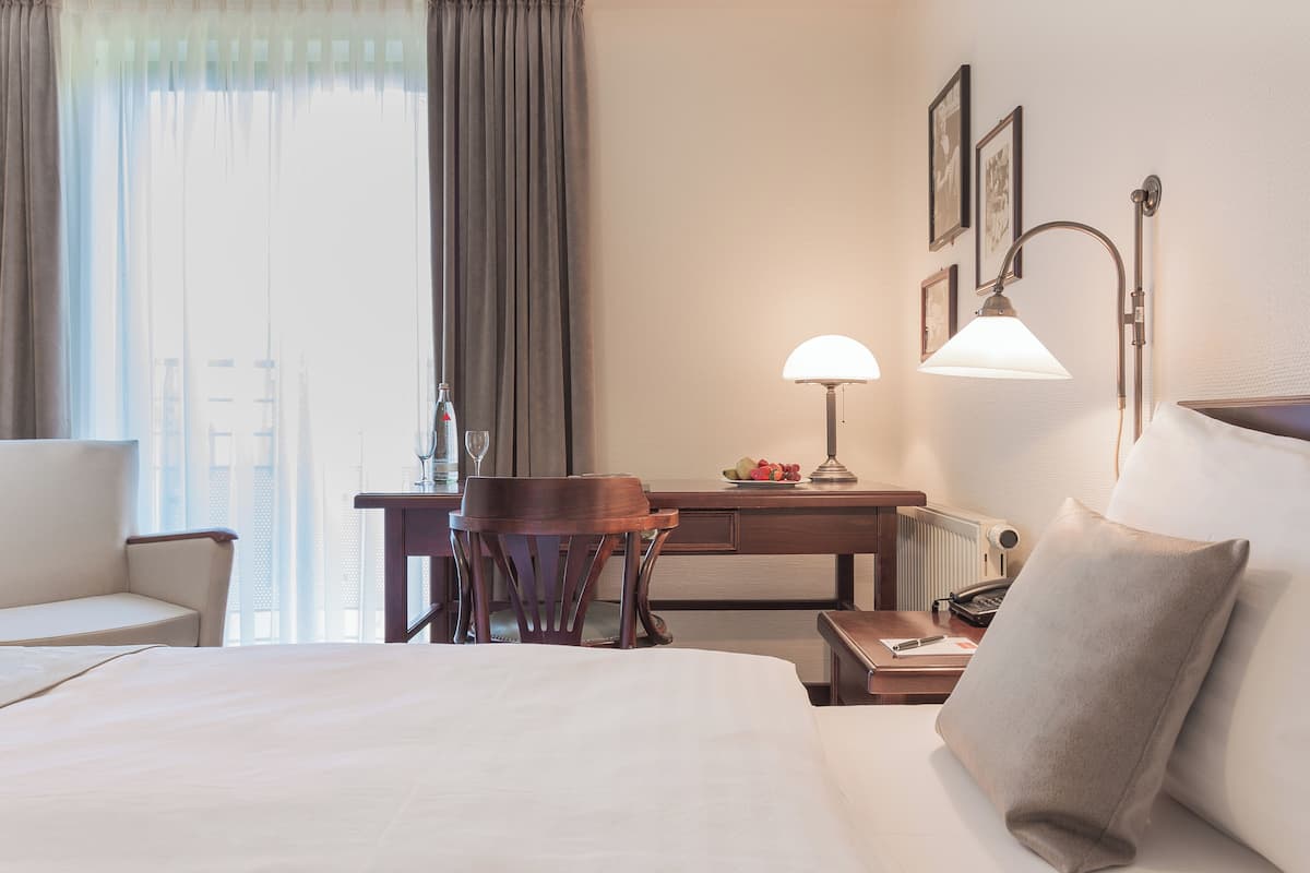 Hypo-allergenic bedding, in-room safe, desk, laptop workspace