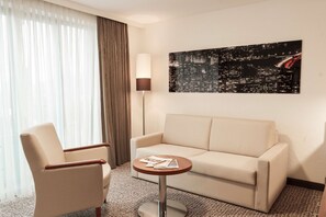 Hypo-allergenic bedding, in-room safe, desk, laptop workspace