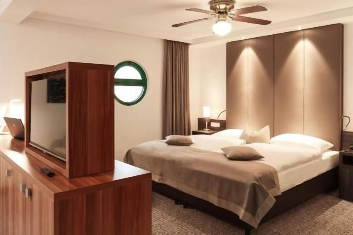Hypo-allergenic bedding available, in-room safe, desk, laptop workspace