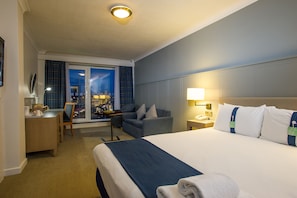 Ropa de cama hipoalergénica y caja de seguridad en la habitación