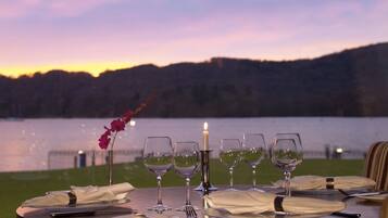 Breakfast, dinner served; British cuisine, garden views